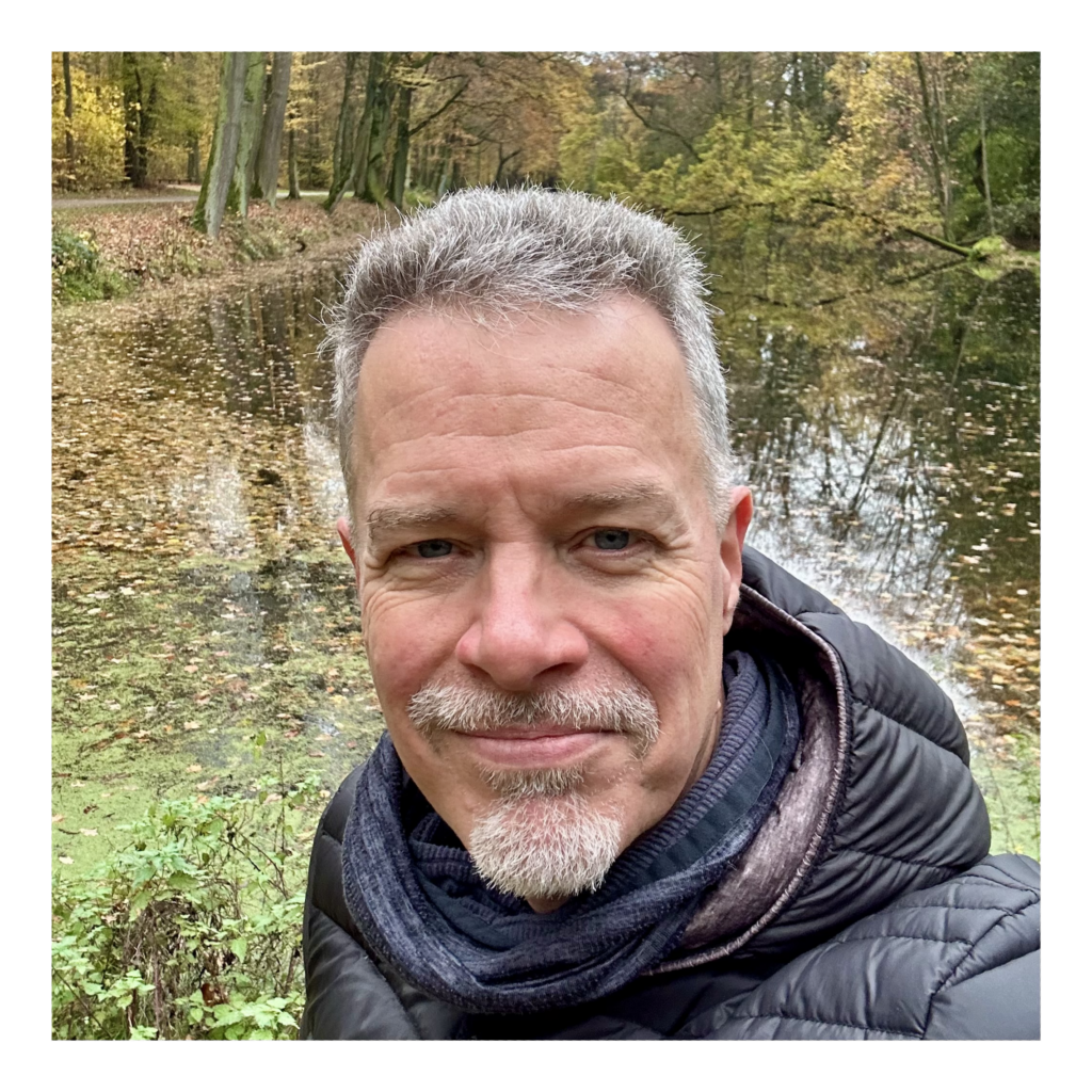 Portraitaufnahme von Michael Valkenberg vor einem Teich